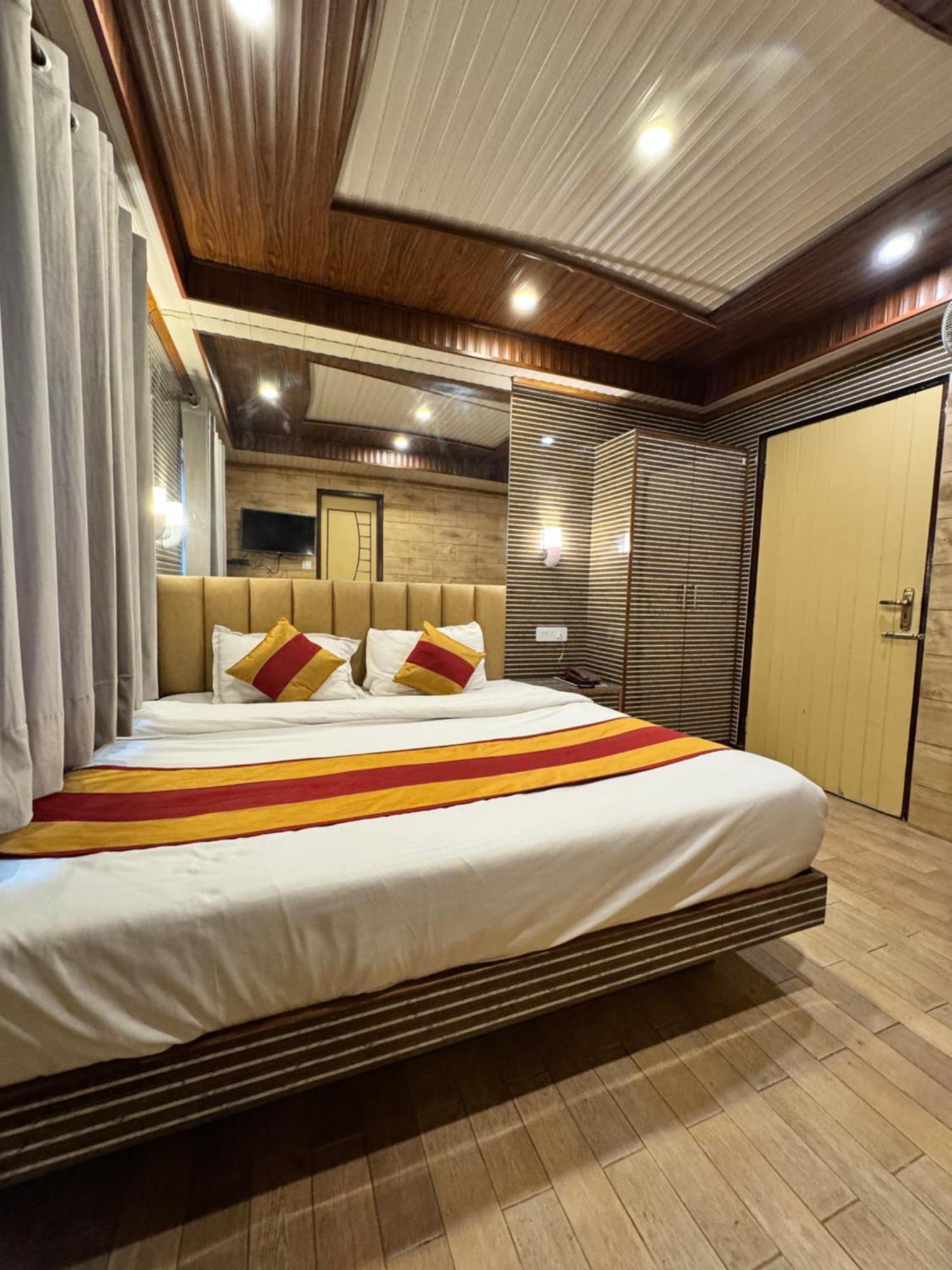 Victory Hotel And Restaurant By Gs Hospitality Simlá Kültér fotó