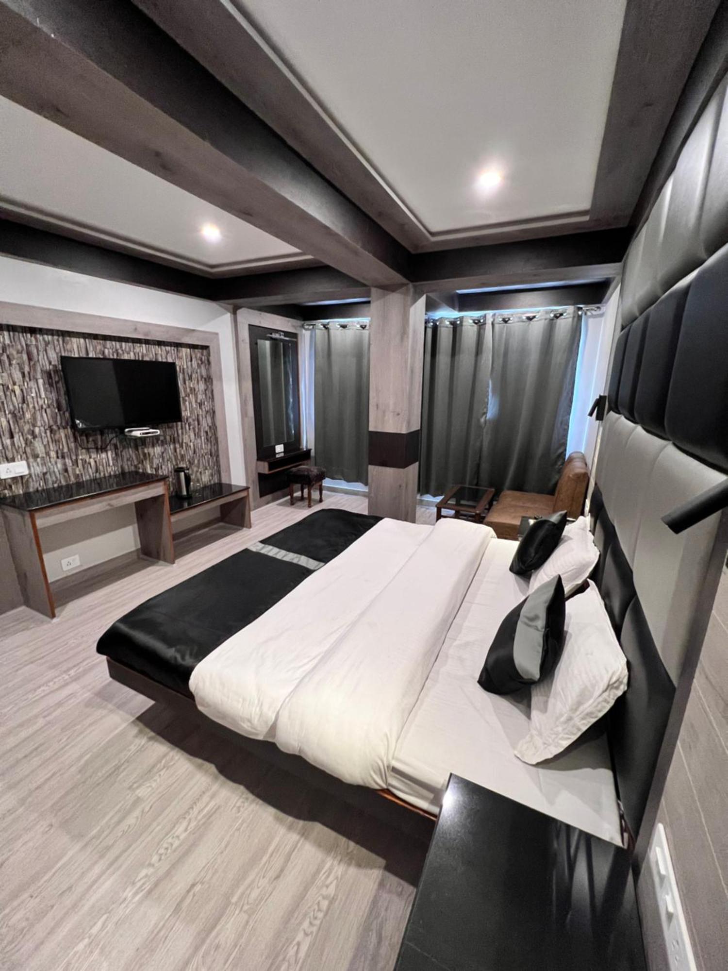 Victory Hotel And Restaurant By Gs Hospitality Simlá Kültér fotó